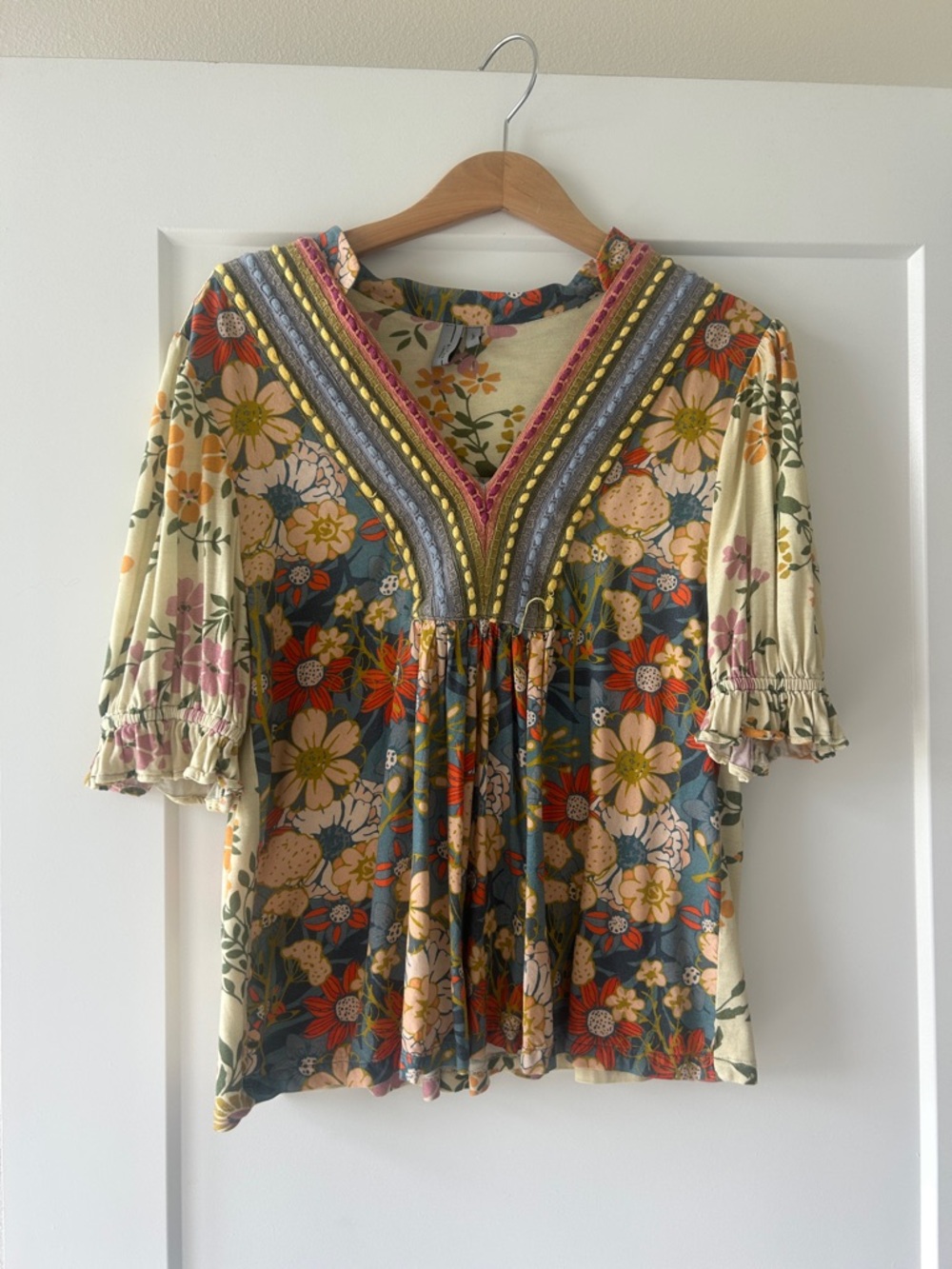 V-Neck Floral Peasant Blouse in Cream Multicolor